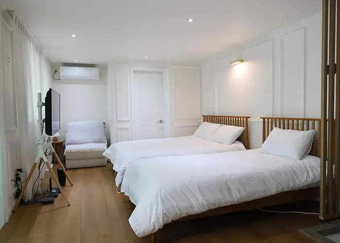 Gangnam Neat & Cozy L Near Station *